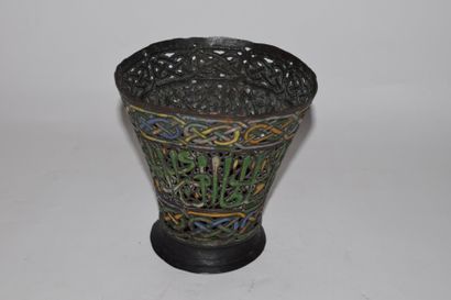 null Vase cornet sur talon en métal à panse ajourée d'inscriptions arabes émaillées...