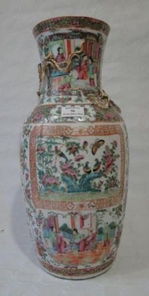 null Vase en porcelaine de canton à décor en médaillons de scènes d'intérieur animées...