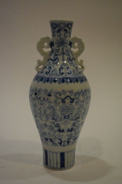null Petit vase à long col en porcelaine bleu blanc, à décor de rinceaux de lotus...