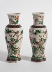 null Paire de vases balustres 

en porcelaine à décor de type Nankin, d'oiseaux et...