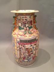 null Vase en porcelaine émaillée à décor de scènes de dignitaires dans deux cartouches

Chine,...