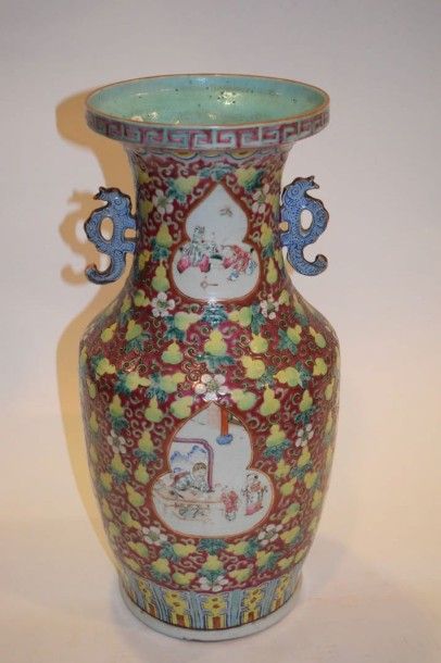null Vase en porcelaine de canton comportant 4 cartouches avec scènes, 

Haut.: ...