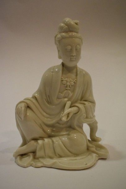 null Bouddha en blanc de Chine représenté assis tenant un philactère.

Chine.

H....