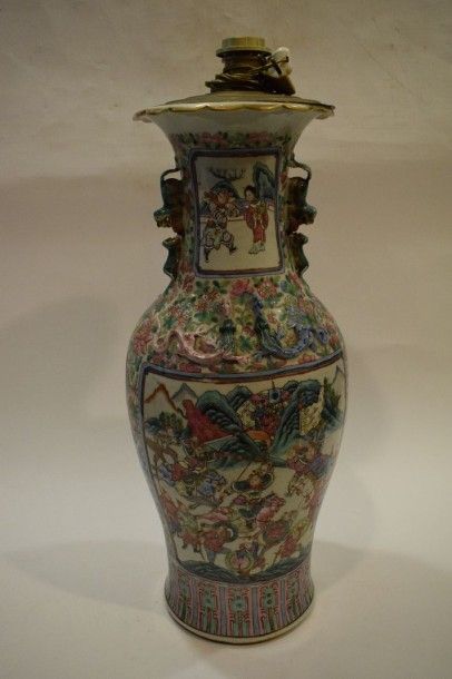 null Vase balustre en porcelaine et émaux de Canton, à décor d'une scène de combat...