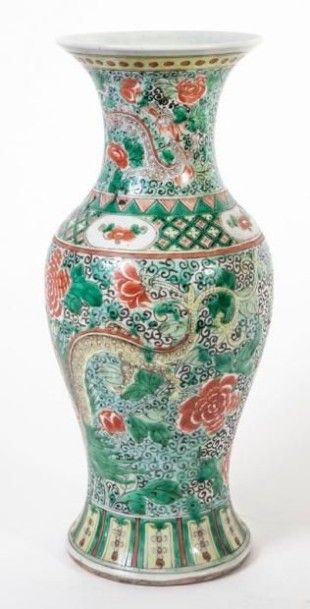 null Vase balustre en porcelaine et émaux de style famille verte à décor de dragons...