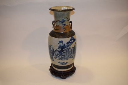 null Vase balustre en grès de Nankin à décor, en bleu sur fond craquelé beige, d'Immortels...