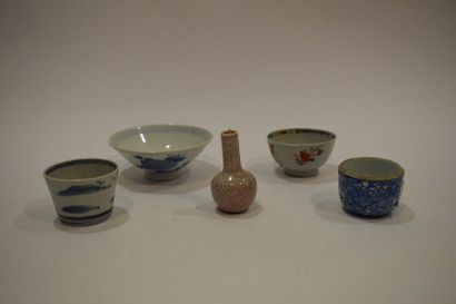 null Lot de cinq porcelaines, dont quatre coupes Imari et bleu blanc, et un petit...