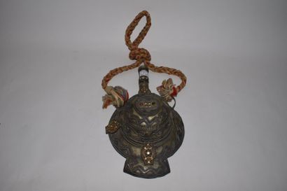 null Grande gourde en métal ciselé, ornée de motifs cordés et agrémentée de pierres...