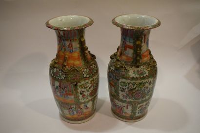 null Paire de vases balustres en porcelaine et émaux de Canton, à décor en deux niveaux...