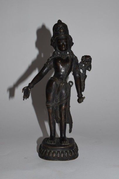 null Groupe en bronze à patine représentant une Apsara.

Inde, XXème siècle

H. :...