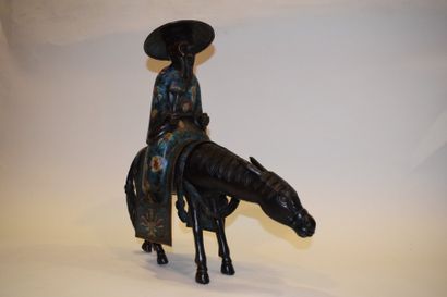 null Le Sage Toba sur sa mule en bronze patiné et émaux champlevés polychromes. Cachet...