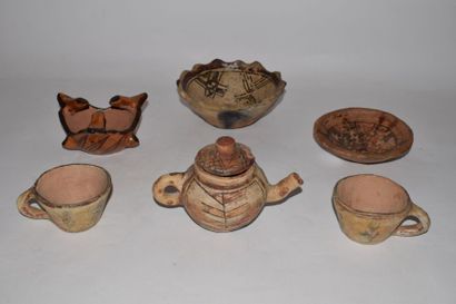 null Lot de poteries berbères composé de deux coupelles, deux tasses, une petite...