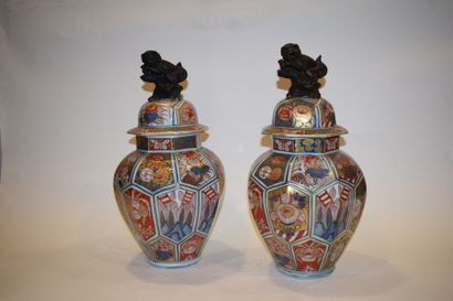 null Paire de vases balustres octogonaux couverts en porcelaine d'Imari, à décor...