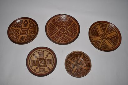 null Lot de poteries berbères composé de cinq assiettes. 
