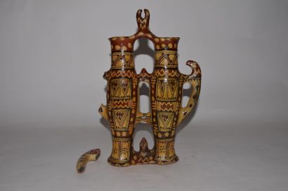 null Vase en terre cuite à double panse à décor polychrome de frises géométriques...