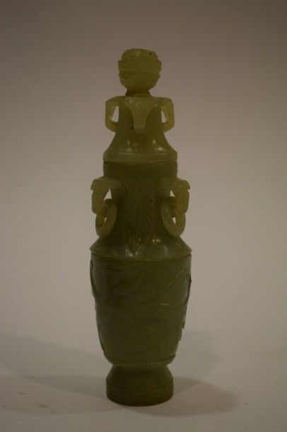 null Vase couvert en serpentine à décor floral et anneaux mobiles. 

Chine, début...
