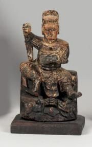 null Sujet en bois 

représentant un personnage du Tao assis.

Usures, manque les...