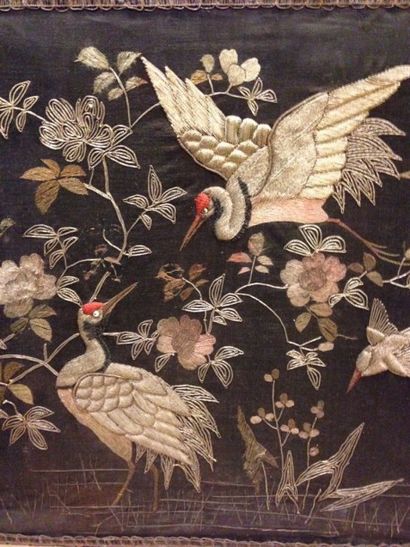 null Lot de 5 panneaux asiatiques en tissu à décor d'oiseaux, de fleurs, et de dignitaires....