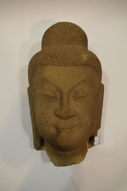 null Tête de Bouddha en grès sculpté.

Chine, XXème siècle

H. 33cm