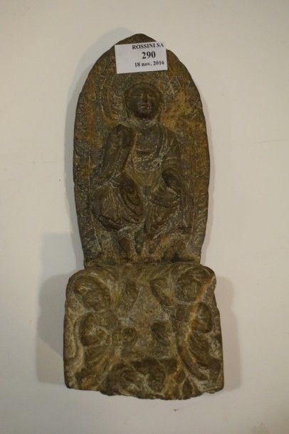 null Groupe en pierre sculptée représentant un bouddha assis dans une mandorle et...
