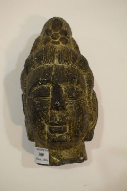 null Tête de Bouddha en pierre dure sculptée, représenté les yeux clos et coiffé...