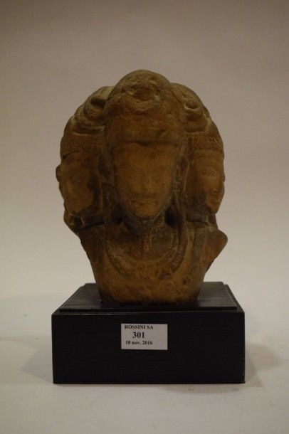 null Triple tête de Brahma en grès beige sculptée représenté avec un pectoral et...