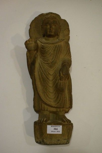 null Bouddha en schiste sculpté représenté faisant le geste de l'abscence de crainte...