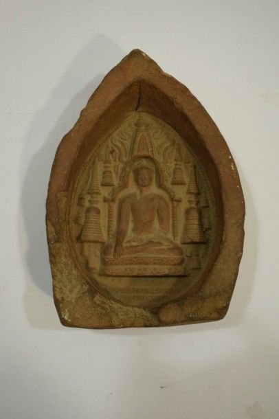 null Stèle en grès rose en forme de mandorle sculpté d'un relief représentant bouddha...