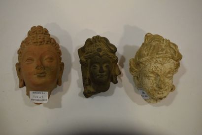 null Lot de trois têtes dont une tête de bouddha en terre cuite et deux têtes de...