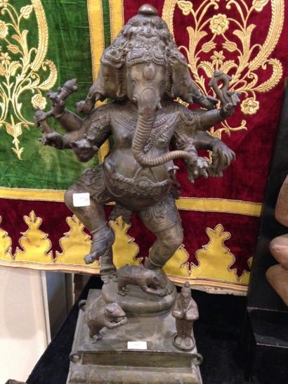 null Groupe en bronze à patine verte représentant Ganesh dansant et tenant ses attributs.\Inde....