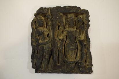null Elément d'un haut relief en basalte représentant le dieu Vishnu. Coiffé d'une...