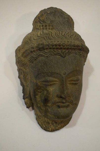 null Belle tête de Bodhisattva en schiste gris bleu à la chevelure ondulée, recouvrant...