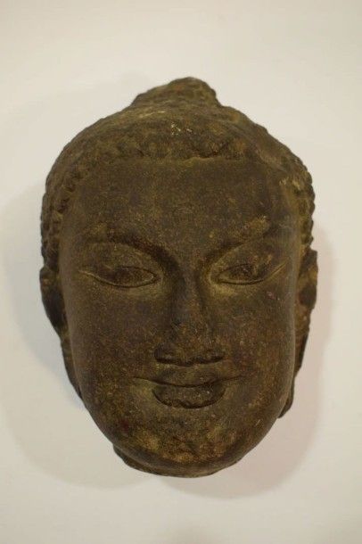 null Tête de Bouddha en basalte

La tête en ronde bosse est sommée d’une protubérance...