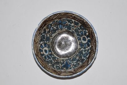 null Coupelle, Iran, XXe siècle

Céramique siliceuse peinte en bleu et noir d'une...