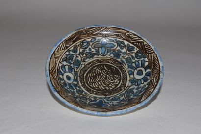 null Coupelle, Iran, XXe siècle

Céramique siliceuse peinte en bleu et noir d'une...