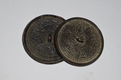 null Deux miroirs circulaires en métal à décor de rinceaux.

XIXème siècle.