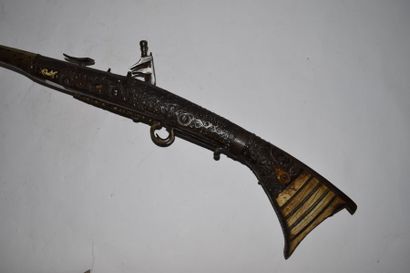 null Fusil à silex, mukhala, Maroc, fin XIXe siècle

Canon fixé au fût en bois orné...