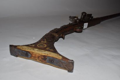 null Fusil à silex, mukhala, Algérie, fin XIXe siècle

Canon à fût en bois bagué...