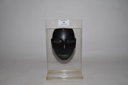null Petit masque pendentif en nephrite 

style CHONTAL 

Etat du Guerrero,Mexique

dim:...