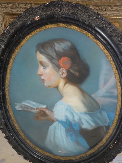 ÉCOLE FRANCAISE,FIN XIXe siècle Jeune fille lisant de profil Pastel sur papier marouflé...