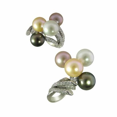 null Bague en or blanc 18k (750) ornée de quatre perles de couleurs (4 cts) et pavage...