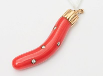 null Pendentif composé d'une branche de corail rouge sertie de 6 petits diamants...