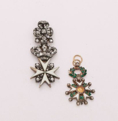 null Deux décorations miniatures en argent ou or jaune 18K (750) ornées de diamants...