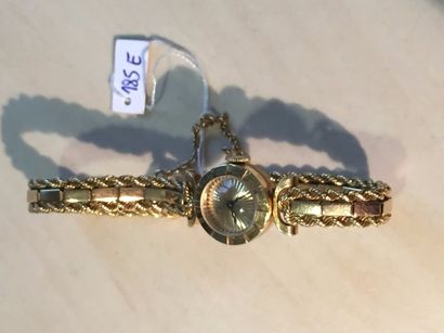 null Montre bracelet de dame en or jaune 18k (750) ronde, cadran guilloché signé...