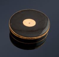 null Boîte ovale en écaille brune, la monture en or 18 k (750) ornée sur le couvercle...