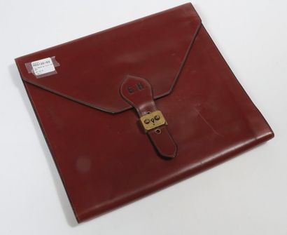 HERMES Porte document en cuir naturel marron, garniture en métal plaqué or.
Monogrammé...