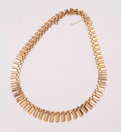 null Collier ras du cou en or jaune 18K (750), formé d'une chute de bâtonnets bisautés.
Long:...