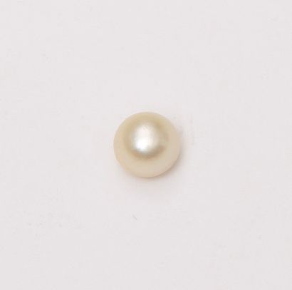 null Une perle fine bouton.
Diam: 7,72 mm, poids de la perle 0,52 g.