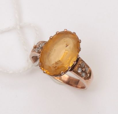 null Bague en or jaune 18K (750) ornée d'une citrine ovale épaulée de diamants taillés...