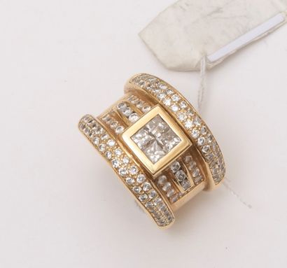 null Bague bandeau large en or jaune 18K (750) ornée de sept lignesde diamants taillés...